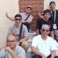 Chandra (kiri depan), Supriyatna (kiri tengah), Benny (kiri belakang), Alki (kanan depan), Omar (kanan tengah), dan Anom (kanan belakang) berfoto bersama di kawasan Misfalah, Makkah, Ahad (17/5/2026), usai menikmati udara pagi yang sejuk.