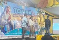 Semangat kaum muda Katolik menggema di Paroki Salvatoris Resurgentis Boba. Temu Orang Muda Katolik (TOMKA) Kevikepan Bajawa resmi dibuka pada Kamis sore (21/5), menandai dimulainya perjumpaan akbar Orang Muda Katolik (OMK) dari berbagai paroki dan stasi se-Kevikepan Bajawa, Keuskupan Agung Ende. (Foto: Ostond Suru)
