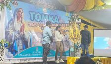 Semangat kaum muda Katolik menggema di Paroki Salvatoris Resurgentis Boba. Temu Orang Muda Katolik (TOMKA) Kevikepan Bajawa resmi dibuka pada Kamis sore (21/5), menandai dimulainya perjumpaan akbar Orang Muda Katolik (OMK) dari berbagai paroki dan stasi se-Kevikepan Bajawa, Keuskupan Agung Ende. (Foto: Ostond Suru)