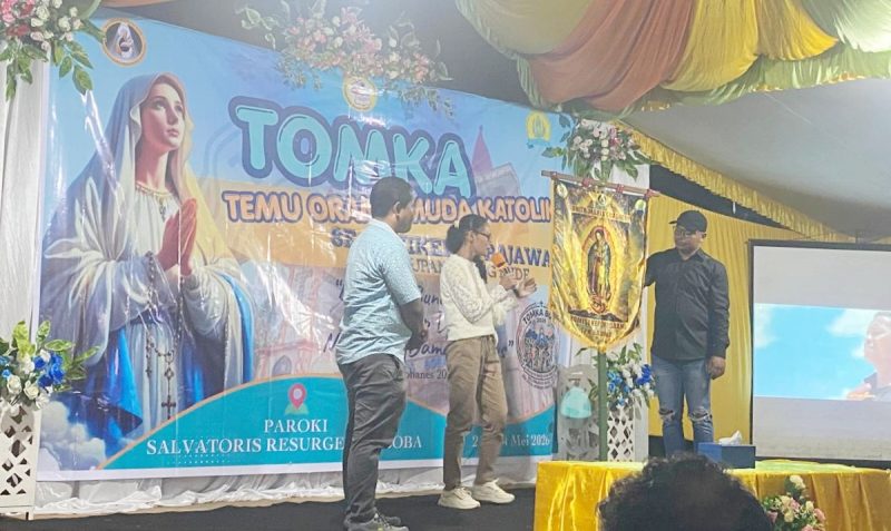 Semangat kaum muda Katolik menggema di Paroki Salvatoris Resurgentis Boba. Temu Orang Muda Katolik (TOMKA) Kevikepan Bajawa resmi dibuka pada Kamis sore (21/5), menandai dimulainya perjumpaan akbar Orang Muda Katolik (OMK) dari berbagai paroki dan stasi se-Kevikepan Bajawa, Keuskupan Agung Ende. (Foto: Ostond Suru)