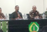 Wakil Bupati Ngada, Bernadinus Dhey Ngebu (kedua dari kiri) didampingi, Pasi OPS Kodim 1625/Ngada (paling kanan), Pj. Sekda Ngada (kedua dari Kanan) dan Plt. Kepala Dinas Koperasi dan UKM Kabupaten Ngada (Paling kiri). (Foto: Elfrat Frans Dhena)