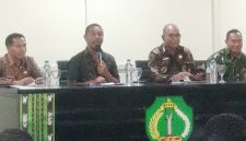 Wakil Bupati Ngada, Bernadinus Dhey Ngebu (kedua dari kiri) didampingi, Pasi OPS Kodim 1625/Ngada (paling kanan), Pj. Sekda Ngada (kedua dari Kanan) dan Plt. Kepala Dinas Koperasi dan UKM Kabupaten Ngada (Paling kiri). (Foto: Elfrat Frans Dhena)