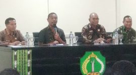 Wakil Bupati Ngada, Bernadinus Dhey Ngebu (kedua dari kiri) didampingi, Pasi OPS Kodim 1625/Ngada (paling kanan), Pj. Sekda Ngada (kedua dari Kanan) dan Plt. Kepala Dinas Koperasi dan UKM Kabupaten Ngada (Paling kiri). (Foto: Elfrat Frans Dhena)