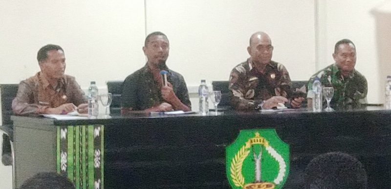 Wakil Bupati Ngada, Bernadinus Dhey Ngebu (kedua dari kiri) didampingi, Pasi OPS Kodim 1625/Ngada (paling kanan), Pj. Sekda Ngada (kedua dari Kanan) dan Plt. Kepala Dinas Koperasi dan UKM Kabupaten Ngada (Paling kiri). (Foto: Elfrat Frans Dhena)