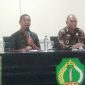 Wakil Bupati Ngada, Bernadinus Dhey Ngebu (kedua dari kiri) didampingi, Pasi OPS Kodim 1625/Ngada (paling kanan), Pj. Sekda Ngada (kedua dari Kanan) dan Plt. Kepala Dinas Koperasi dan UKM Kabupaten Ngada (Paling kiri). (Foto: Elfrat Frans Dhena)