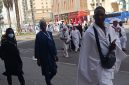 Jamaah haji dari berbagai negara berjalan kaki menuju Masjidil Haram di kawasan Misfalah, Makkah, Jumat (22/5/2026)