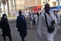 Jamaah haji dari berbagai negara berjalan kaki menuju Masjidil Haram di kawasan Misfalah, Makkah, Jumat (22/5/2026)