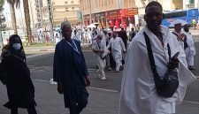 Jamaah haji dari berbagai negara berjalan kaki menuju Masjidil Haram di kawasan Misfalah, Makkah, Jumat (22/5/2026)
