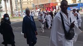 Jamaah haji dari berbagai negara berjalan kaki menuju Masjidil Haram di kawasan Misfalah, Makkah, Jumat (22/5/2026)