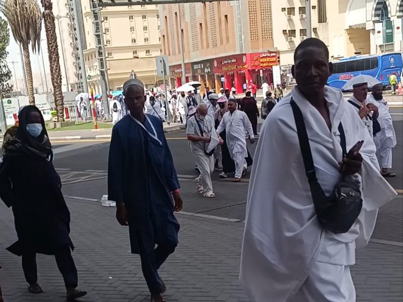 Jamaah haji dari berbagai negara berjalan kaki menuju Masjidil Haram di kawasan Misfalah, Makkah, Jumat (22/5/2026)
