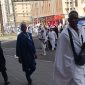 Jamaah haji dari berbagai negara berjalan kaki menuju Masjidil Haram di kawasan Misfalah, Makkah, Jumat (22/5/2026)