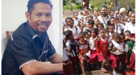 Sekretaris Fraksi Golkar DPRD Ngada, Sain Songkares bersama Siswa/Siswi SD. (Foto: Elfrat Frans Dhena).