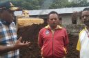 Karel Maku (kiri) saat berada di lokasi perluasan SDN Late bersama Kepala Sekolah (tengah) dan Ketua Komite (kanan). (Foto: Elfrat Frans Dhena)