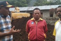 Karel Maku (kiri) saat berada di lokasi perluasan SDN Late bersama Kepala Sekolah (tengah) dan Ketua Komite (kanan). (Foto: Elfrat Frans Dhena)