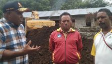 Karel Maku (kiri) saat berada di lokasi perluasan SDN Late bersama Kepala Sekolah (tengah) dan Ketua Komite (kanan). (Foto: Elfrat Frans Dhena)