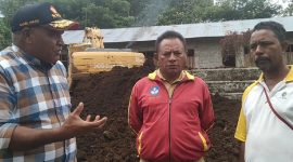 Karel Maku (kiri) saat berada di lokasi perluasan SDN Late bersama Kepala Sekolah (tengah) dan Ketua Komite (kanan). (Foto: Elfrat Frans Dhena)