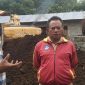 Karel Maku (kiri) saat berada di lokasi perluasan SDN Late bersama Kepala Sekolah (tengah) dan Ketua Komite (kanan). (Foto: Elfrat Frans Dhena)