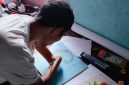 Di sebuah sudut sederhana Kampung Boradho, Desa Boradho, Kecamatan Bajawa, Kabupaten Ngada, seorang pemuda menantang keterbatasan dengan cara yang sunyi namun luar biasa. Namanya Rinto Moti. Ia lahir tanpa kedua kaki, tetapi dari jepitan tangannya lahir lukisan-lukisan yang mampu membuat orang terdiam haru. (Foto: Suru Oktaviano)