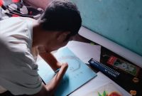 Di sebuah sudut sederhana Kampung Boradho, Desa Boradho, Kecamatan Bajawa, Kabupaten Ngada, seorang pemuda menantang keterbatasan dengan cara yang sunyi namun luar biasa. Namanya Rinto Moti. Ia lahir tanpa kedua kaki, tetapi dari jepitan tangannya lahir lukisan-lukisan yang mampu membuat orang terdiam haru. (Foto: Suru Oktaviano)