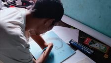 Di sebuah sudut sederhana Kampung Boradho, Desa Boradho, Kecamatan Bajawa, Kabupaten Ngada, seorang pemuda menantang keterbatasan dengan cara yang sunyi namun luar biasa. Namanya Rinto Moti. Ia lahir tanpa kedua kaki, tetapi dari jepitan tangannya lahir lukisan-lukisan yang mampu membuat orang terdiam haru. (Foto: Suru Oktaviano)