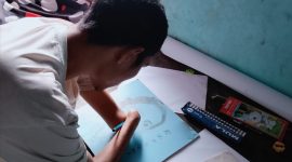 Di sebuah sudut sederhana Kampung Boradho, Desa Boradho, Kecamatan Bajawa, Kabupaten Ngada, seorang pemuda menantang keterbatasan dengan cara yang sunyi namun luar biasa. Namanya Rinto Moti. Ia lahir tanpa kedua kaki, tetapi dari jepitan tangannya lahir lukisan-lukisan yang mampu membuat orang terdiam haru. (Foto: Suru Oktaviano)