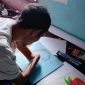 Di sebuah sudut sederhana Kampung Boradho, Desa Boradho, Kecamatan Bajawa, Kabupaten Ngada, seorang pemuda menantang keterbatasan dengan cara yang sunyi namun luar biasa. Namanya Rinto Moti. Ia lahir tanpa kedua kaki, tetapi dari jepitan tangannya lahir lukisan-lukisan yang mampu membuat orang terdiam haru. (Foto: Suru Oktaviano)