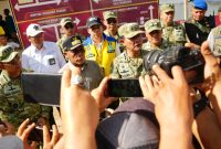Kasum TNI Richard Tampubolon meninjau percepatan pembangunan infrastruktur dan meresmikan fasilitas air bersih di Tapanuli. (dok. Puspen TNI)