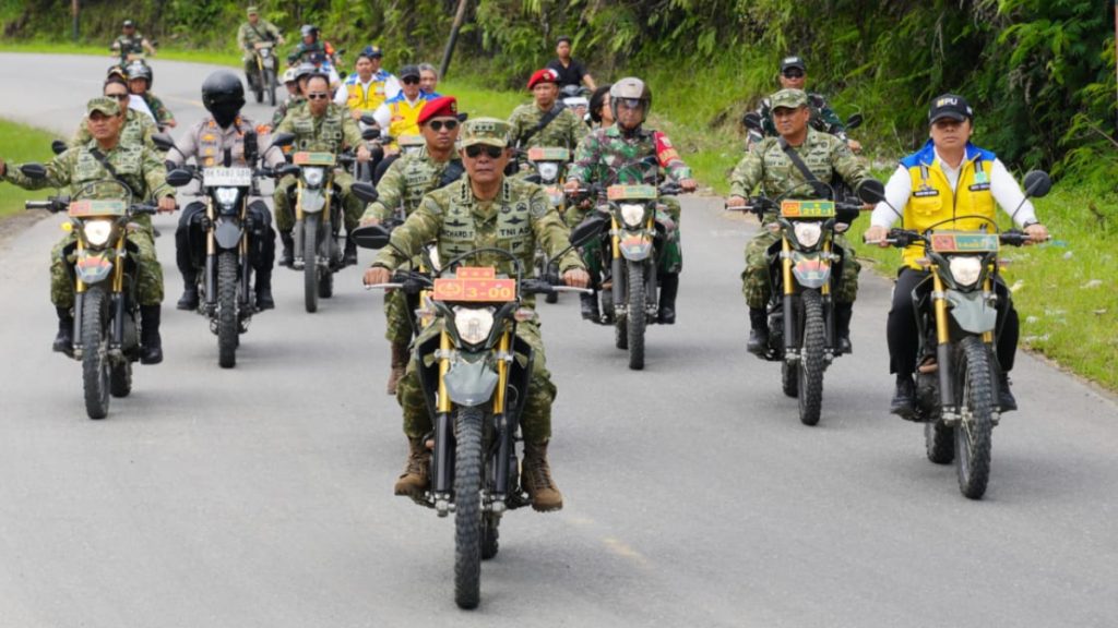 Kasum TNI Richard Tampubolon meninjau percepatan pembangunan infrastruktur dan meresmikan fasilitas air bersih di Tapanuli.