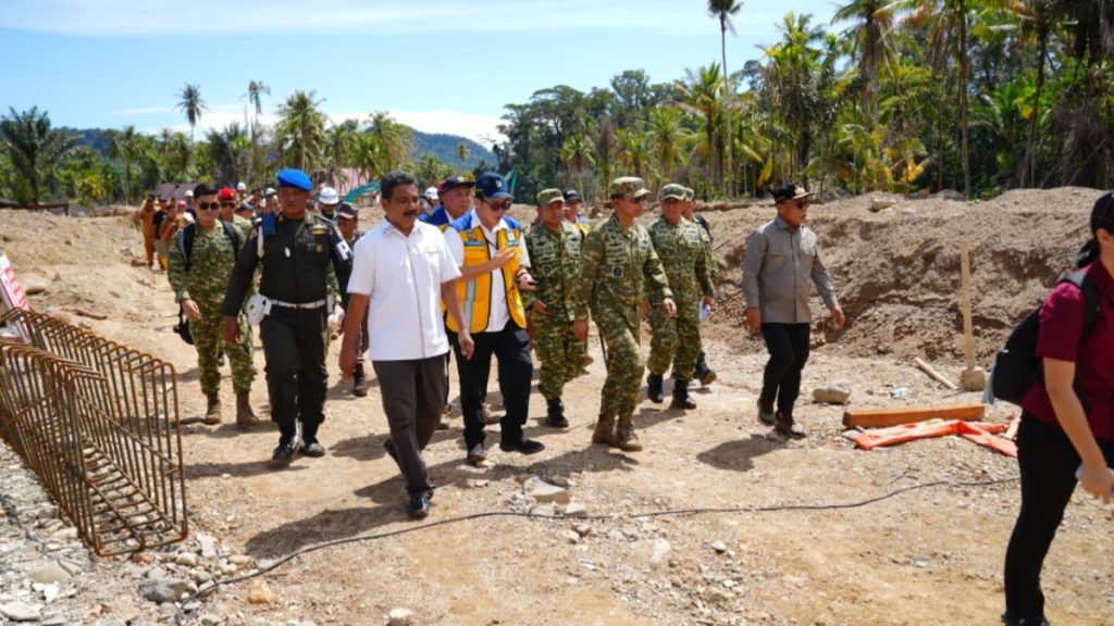Kasum TNI Richard Tampubolon meninjau percepatan pembangunan infrastruktur dan meresmikan fasilitas air bersih di Tapanuli.