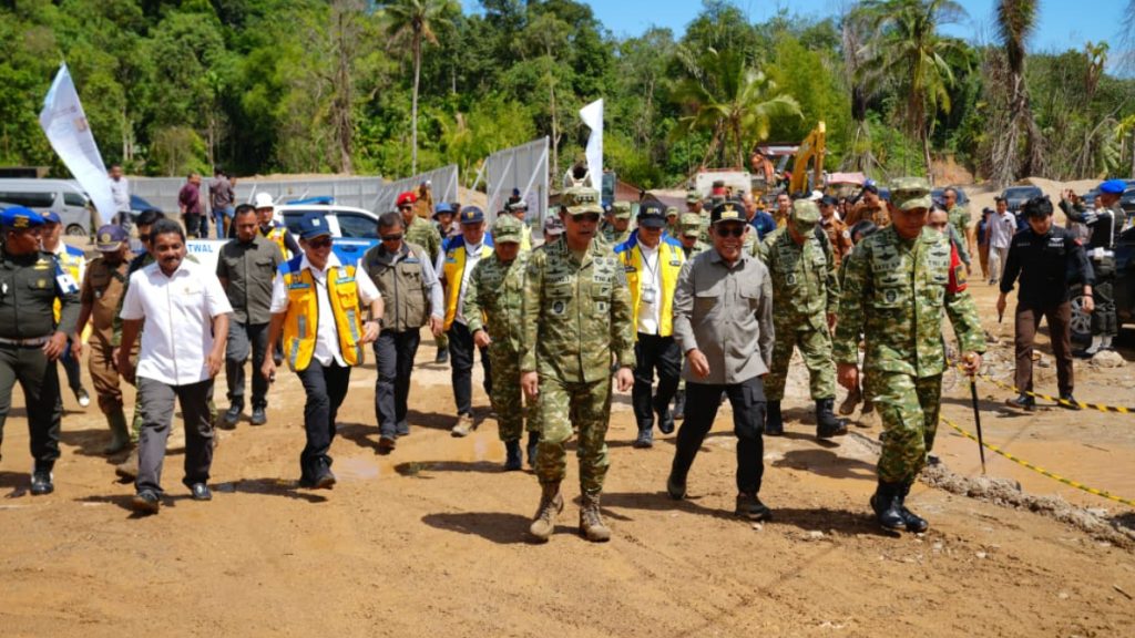Kasum TNI Richard Tampubolon meninjau percepatan pembangunan infrastruktur dan meresmikan fasilitas air bersih di Tapanuli.
