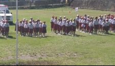 Barisan siswa dari berbagai sekolah mengikuti upacara Hardiknas dengan penuh semangat.