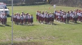 Barisan siswa dari berbagai sekolah mengikuti upacara Hardiknas dengan penuh semangat.