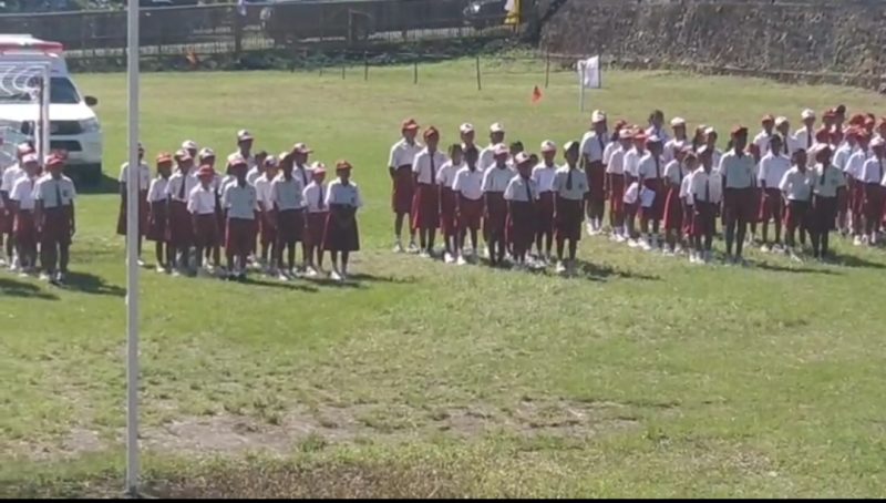Barisan siswa dari berbagai sekolah mengikuti upacara Hardiknas dengan penuh semangat.