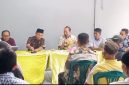Anggota DPRD Provinsi Banten H. Taufik Arahman (tengah) menyampaikan sambutan saat kegiatan silaturahmi bersama warga RW 017 Bumi Asri Kutabumi, didampingi para tokoh dan pengurus wilayah.