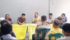 Anggota DPRD Provinsi Banten H. Taufik Arahman (tengah) menyampaikan sambutan saat kegiatan silaturahmi bersama warga RW 017 Bumi Asri Kutabumi, didampingi para tokoh dan pengurus wilayah.