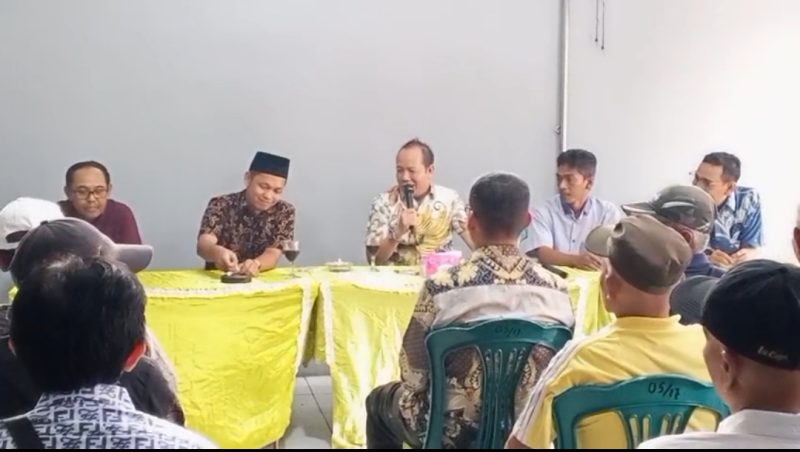 Anggota DPRD Provinsi Banten H. Taufik Arahman (tengah) menyampaikan sambutan saat kegiatan silaturahmi bersama warga RW 017 Bumi Asri Kutabumi, didampingi para tokoh dan pengurus wilayah.