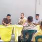 Anggota DPRD Provinsi Banten H. Taufik Arahman (tengah) menyampaikan sambutan saat kegiatan silaturahmi bersama warga RW 017 Bumi Asri Kutabumi, didampingi para tokoh dan pengurus wilayah.