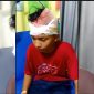 Anur Rahman Rizkia, korban tawuran pelajar di Pagelaran, Pandeglang, saat menjalani perawatan medis akibat luka sabetan senjata tajam di bagian kepala dan tangan.