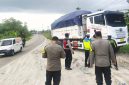 Petugas Polres Serang melakukan penertiban terhadap truk angkutan tambang yang diduga melanggar jam operasional di wilayah Kabupaten Serang.