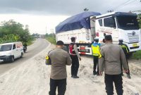 Petugas Polres Serang melakukan penertiban terhadap truk angkutan tambang yang diduga melanggar jam operasional di wilayah Kabupaten Serang.
