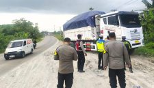 Petugas Polres Serang melakukan penertiban terhadap truk angkutan tambang yang diduga melanggar jam operasional di wilayah Kabupaten Serang.