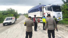 Petugas Polres Serang melakukan penertiban terhadap truk angkutan tambang yang diduga melanggar jam operasional di wilayah Kabupaten Serang.