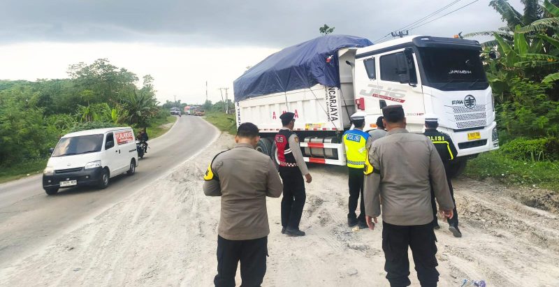 Petugas Polres Serang melakukan penertiban terhadap truk angkutan tambang yang diduga melanggar jam operasional di wilayah Kabupaten Serang.