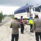 Petugas Polres Serang melakukan penertiban terhadap truk angkutan tambang yang diduga melanggar jam operasional di wilayah Kabupaten Serang.