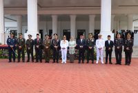 Gubernur Banten Andra Soni (tengah kiri) dan Kapolda Banten Irjen Pol. Hengki (kiri dari Andra Soni) berfoto bersama unsur Forkopimda Provinsi Banten usai Upacara Peringatan Hari Lahir Pancasila Tahun 2026 di Kota Serang.