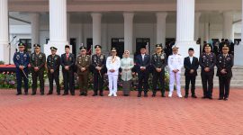 Gubernur Banten Andra Soni (tengah kiri) dan Kapolda Banten Irjen Pol. Hengki (kiri dari Andra Soni) berfoto bersama unsur Forkopimda Provinsi Banten usai Upacara Peringatan Hari Lahir Pancasila Tahun 2026 di Kota Serang.