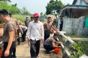 Personel Ditsamapta Polda Banten bersama warga setempat melaksanakan kegiatan perbaikan dan pemeliharaan Jembatan Merah Putih di Jalan Akses Perumahan No. 3 RW 09, sebagai bentuk kepedulian terhadap fasilitas publik dan keselamatan masyarakat.
