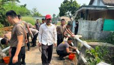 Personel Ditsamapta Polda Banten bersama warga setempat melaksanakan kegiatan perbaikan dan pemeliharaan Jembatan Merah Putih di Jalan Akses Perumahan No. 3 RW 09, sebagai bentuk kepedulian terhadap fasilitas publik dan keselamatan masyarakat.