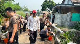 Personel Ditsamapta Polda Banten bersama warga setempat melaksanakan kegiatan perbaikan dan pemeliharaan Jembatan Merah Putih di Jalan Akses Perumahan No. 3 RW 09, sebagai bentuk kepedulian terhadap fasilitas publik dan keselamatan masyarakat.