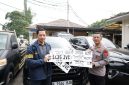 Dirreskrimum Polda Banten Kombes Pol Dian Setyawan bersama Kabid Humas Polda Banten, Kombes Pol Maruli Ahiles Hutapea menunjukkan barang bukti berupa pelat nomor kendaraan yang diamankan dalam pengungkapan kasus dugaan pemerasan, pengancaman, dan penganiayaan yang ditangani Polda Banten.